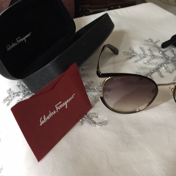 😎NWT.....Salvatore Ferragamo, Sun Glasses - Picture 3 of 6
